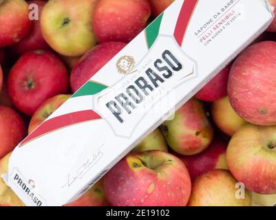 GOMEL, BIELORUSSIA - 5 GENNAIO 2021: Sapone da barba PRORASO. Proraso è un marchio di cura personale e cura del corpo di proprietà della società italiana Ludovico Martelli s. Foto Stock