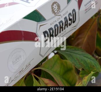 GOMEL, BIELORUSSIA - 5 GENNAIO 2021: Sapone da barba PRORASO. Proraso è un marchio di cura e cura personale di proprietà della società italiana Ludovico Martelli. Foto Stock