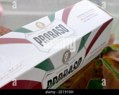 GOMEL, BIELORUSSIA - 5 GENNAIO 2021: Sapone da barba PRORASO. Proraso è un marchio di cura e cura personale di proprietà della società italiana Ludovico Martelli. Foto Stock