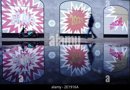 Berlino, Germania. 05 gennaio 2021. Un passer-by passa davanti a una finestra del grande magazzino KaDeWe in gran parte chiuso al mattino con il logo 2021 incollato su di esso. A mezzogiorno, il governo federale e gli stati discutono ulteriori misure per contenere la pandemia di Corona e l'estensione del blocco. Credit: Kay Nietfeld/dpa/Alamy Live News Foto Stock