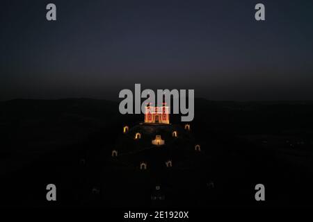 Veduta aerea notturna di calvario nella città di Banska Stiavnica Foto Stock