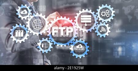 Uomo d'affari che preme il touch screen FTP. Concetto IT blu Foto Stock
