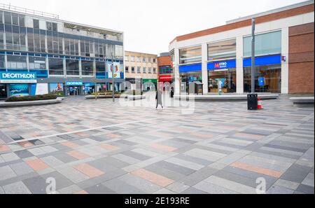 Crawley UK 5 gennaio 2021 - Queens Square nel centro di Crawley è tranquillo oggi dopo che le ultime restrizioni di blocco COVID-19 per l'Inghilterra sono state annunciate ieri dal primo ministro Boris Johnson . La città del West Sussex di Crawley ha uno dei più alti casi nel sud-est e la sua economia sta soffrendo anche male a causa della sua vicinanza all'aeroporto di Gatwick: Credit Simon Dack / Alamy Live News Foto Stock