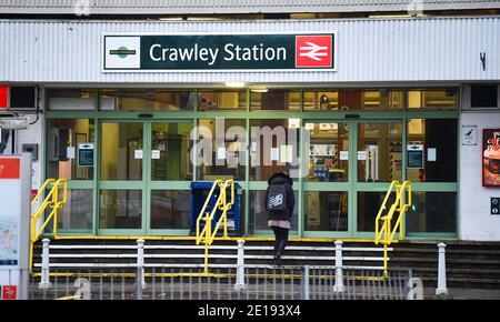 Crawley UK 5 gennaio 2021 - la stazione ferroviaria di Crawley nel centro della città che è tranquilla oggi dopo le ultime restrizioni COVID-19 di blocco per l'Inghilterra sono state annunciate ieri dal primo ministro Boris Johnson . La città del West Sussex di Crawley ha uno dei più alti casi nel sud-est e la sua economia sta soffrendo anche male a causa della sua vicinanza all'aeroporto di Gatwick: Credit Simon Dack / Alamy Live News Foto Stock