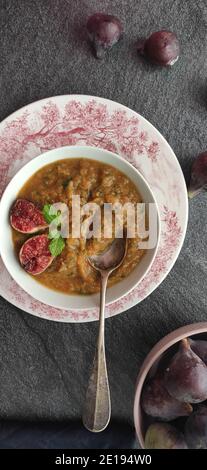 Fichi porpora in una zuppa d'arancia in un vecchio inglese stile ciotola Foto Stock