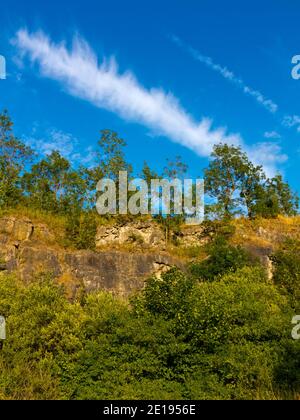 Vecchia cava rigenerata in uno spazio pubblico a Stoney Wood in Wirksworth Derbyshire Peak District Inghilterra UK. Foto Stock