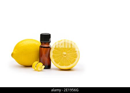 Una bottiglia di olio essenziale al limone Foto Stock