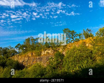 Vecchia cava rigenerata in uno spazio pubblico a Stoney Wood in Wirksworth Derbyshire Peak District Inghilterra UK. Foto Stock