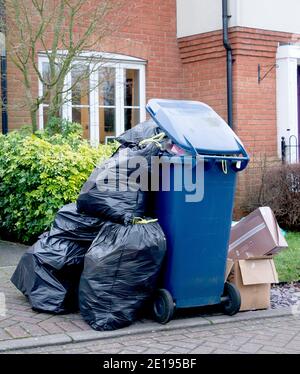 Haverhill, Suffolk Regno Unito. 5 gennaio 2021. I rifiuti vengono accumulati fuori da una proprietà residenziale durante la pandemia di Coronavirus. Credit: Headlinephoto/Alamy Live News. Foto Stock