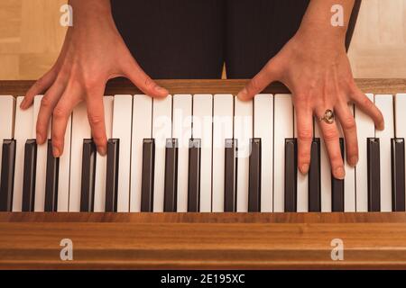 pianista che suona il pianoforte, vista ravvicinata di mani e tasti, vista dall'alto Foto Stock