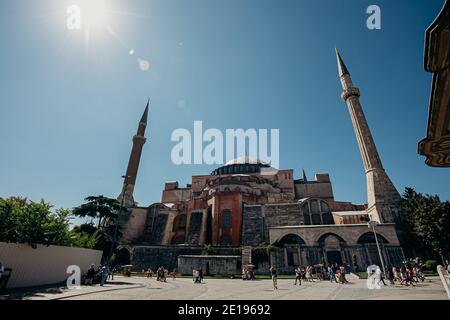 ISTANBUL, TURCHIA - 12 AGOSTO 2019: Turisti alla moschea di Ayasofia a Istanbul, l'Hagia Sofia è una delle principali attrazioni della città Foto Stock