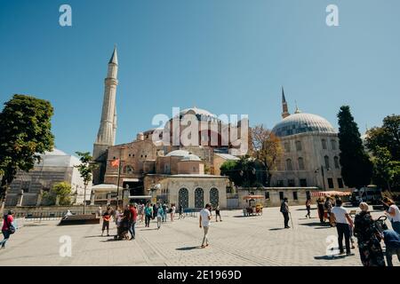 ISTANBUL, TURCHIA - 12 AGOSTO 2019: Turisti alla moschea di Ayasofia a Istanbul, l'Hagia Sofia è una delle principali attrazioni della città Foto Stock