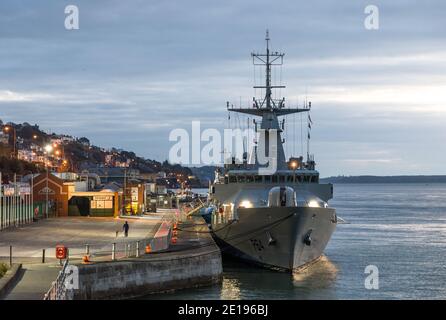 Cobh, Cork, Irlanda. 05 gennaio 2021. Nave navale irlandese LÉ George Bernard Shaw all'ormeggio di acque profonde prima dell'alba a Cobh, Co. Cork, Irlanda. - credito; David Creedon / Alamy Live News Foto Stock