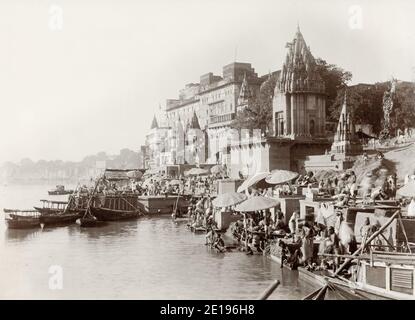 19 ° secolo vintage fotografia: Ghat occupato lungo il fiume Gange, Benares, Varanasi, India Foto Stock