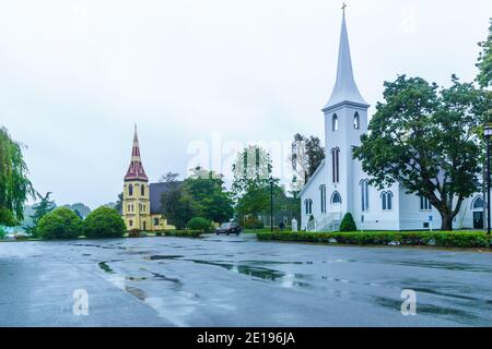 Vista della Chiesa di San Giovanni Luterano e della Chiesa Anglicana, nella Baia di Mahone, Nuova Scozia, Canada Foto Stock