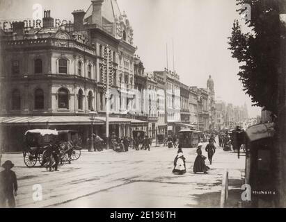 Fotografia d'epoca del XIX secolo: Collins Street East, Melbourne, Victoria, Australia, pedoni e traffico trainato da cavalli. Foto Stock