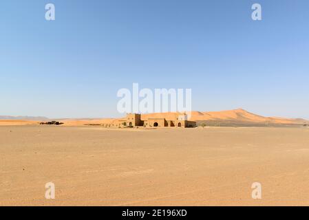 Campo isolato sul bordo di Erg Chegaga, Marocco Foto Stock