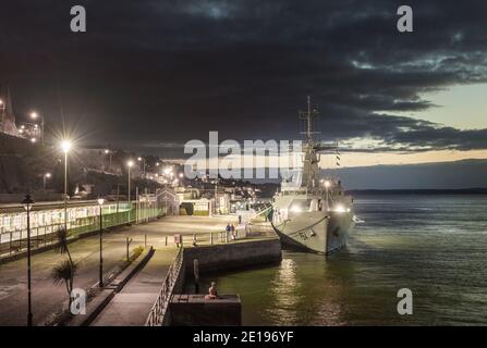 Cobh, Cork, Irlanda. 05 gennaio 2021. Nave navale irlandese LÉ George Bernard Shaw all'ormeggio di acque profonde prima dell'alba a Cobh, Co. Cork, Irlanda. - credito; David Creedon / Alamy Live News Foto Stock