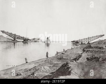 Fotografia d'annata del XIX secolo: Draghe meccaniche a vapore sul canale di Suez, intorno al 1890. Foto Stock