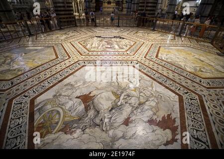 Italia, Toscana: Siena. Tiling, pavimento in marmo a mosaico del Duomo di Santa Maria Assunta Foto Stock