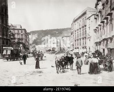 Fotografia d'epoca del XIX secolo: La Riviera di Chiaia è una lunga strada nella città italiana di Napoli, che costeggia la costa del Golfo di Napoli. Su questa strada si trovano molte antiche ville costruite da famiglie aristocratiche tra il XVI e il XIX secolo, come la Villa Pignatelli. La Chiesa di Santa Maria in Portico si trova nelle vicinanze. Foto Stock