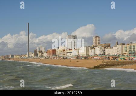 Lungomare e spiaggia a Brighton, East Sussex, Inghilterra. Vista dal molo. Foto Stock
