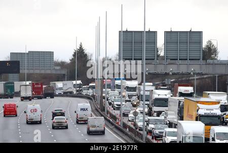 Una vista del traffico utilizzando la M25 vicino a Dartford in Kent alle 11:08. Il primo ministro Boris Johnson ha ordinato un nuovo blocco nazionale per l'Inghilterra, il che significa che le persone potranno lasciare le proprie case solo per motivi limitati, con misure che dovrebbero rimanere in vigore fino a metà febbraio. Foto Stock