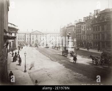 Fotografia d'epoca del XIX secolo: College Green Dublin, con Trinity College sullo sfondo, cavalli e tram. Foto Stock