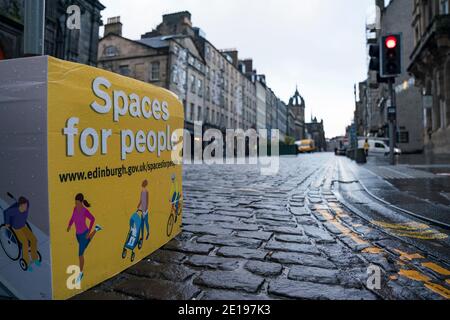 Edimburgo, Scozia, Regno Unito. 5 gennaio 2021. Vista di un centro di Edimburgo praticamente desertato mentre la Scozia si sveglia fino al primo giorno di un nuovo rigido blocco nazionale annunciato dal governo scozzese per contenere la nuova ripresa delle infezioni da Covid-19. PIC; spazi per le persone segno nel Royal Mile nella città vecchia è quasi deserta, senza turisti evidenti. Iain Masterton/Alamy Live News Foto Stock