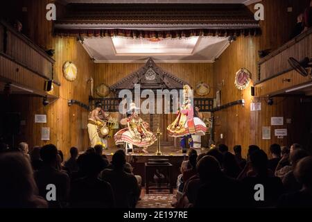 Fort Cochin, India - 26 novembre 2019: Spettacolo teatrale di Kathakali in Kerala, India. Kathakali è l'antica danza classica della regione del Kerala Foto Stock