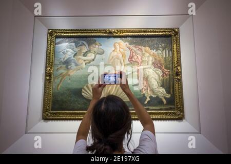 Italia, Toscana: Firenze. La nascita di Venere, un dipinto di Sandro Botticelli, nella Galleria degli Uffizi. Visitatori che scattano una foto o Foto Stock