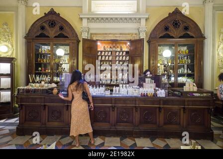 Italia, Toscana: Firenze. Officina profumo farmaceutica di Santa Maria Novella, antica farmacia trasformata in profumeria Foto Stock
