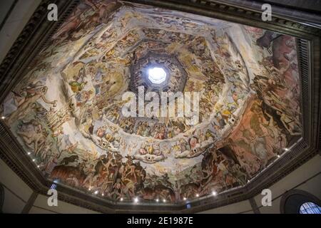 Italia, Toscana: Firenze. Cupola di Brunelleschi e Duomo di Santa Maria del Fiore. Affresco del Giudizio universale Foto Stock