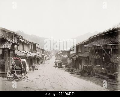 19 ° secolo vintage fotografia: Risciò sulla strada principale, Nagasaki, Giappone, circa 1880 Foto Stock