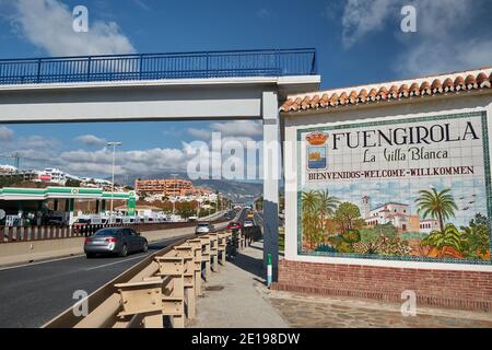 Benvenuti segno in piastrelle di ceramica pitturare Fuengirola ingresso città, lungo la N340 autostrada, Costa del Sol, Malaga, Andalusia, Spagna Foto Stock