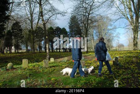 Gli escursionisti del cane si fermerano nel cimitero del cane a Little Ponton Hall giardini Foto Stock