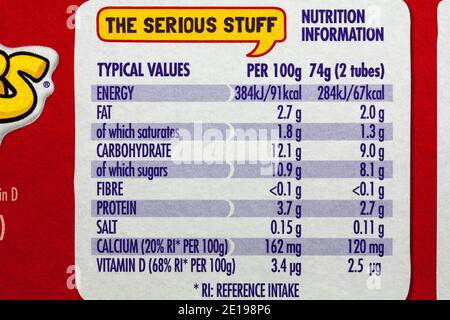 Informazioni nutrizionali su scatola di Yopassait Frubes, fragage frais in una provetta yogurt aroma di fragola - noto anche come Go-GURT e Yopassait tubes UK Foto Stock