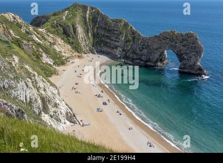 Vista della Durdle Door sulla Jurassic Coast, patrimonio mondiale dell'umanità a Dorset, Inghilterra, Regno Unito Foto Stock