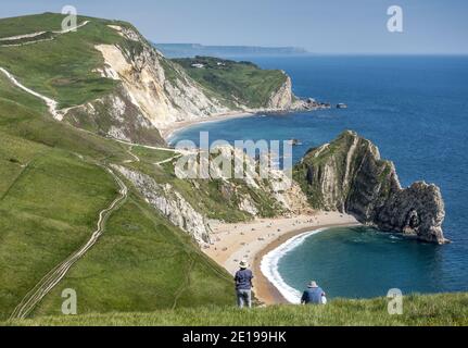 Vista della Durdle Door sulla Jurassic Coast, patrimonio mondiale dell'umanità a Dorset, Inghilterra, Regno Unito Foto Stock