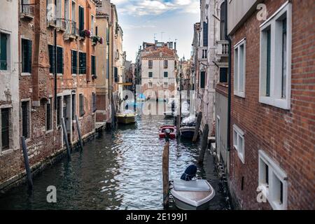 Venezia, Italia - Agosto 23 2020: Barche ormeggiate lungo un canale nel centro di Venezia Foto Stock