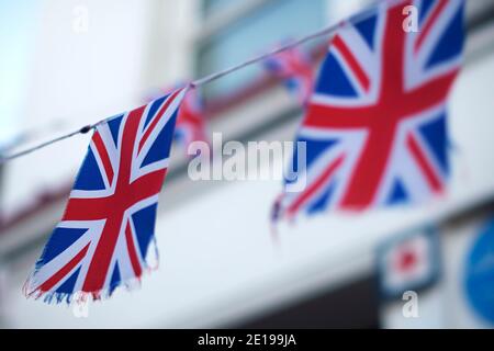 Il grande Jack dell'Unione britannica che batte bandiere Foto Stock