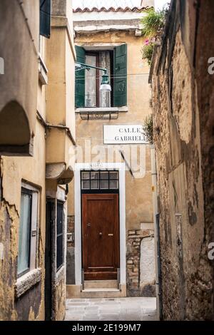 Venezia, Italia - 23 2020 agosto: Un vicolo stretto con un cartello stradale 'Calle Gabriele' (Via Gabriele) nel centro di Venezia Foto Stock