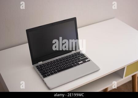 Area di lavoro moderna con computer portatile sulla scrivania Foto Stock