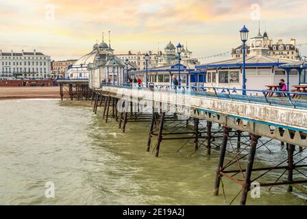 Eastbourne Pier al tramonto, East Sussex, Inghilterra, Regno Unito Foto Stock