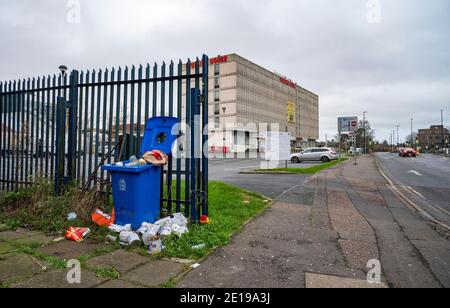 Crawley UK 5 gennaio 2021 - il centro di Crawley è tranquillo oggi dopo che le ultime restrizioni di blocco COVID-19 per l'Inghilterra sono state annunciate ieri dal primo ministro Boris Johnson . La città del West Sussex di Crawley ha uno dei più alti casi nel sud-est e la sua economia sta soffrendo anche male a causa della sua vicinanza all'aeroporto di Gatwick: Credit Simon Dack / Alamy Live News Foto Stock