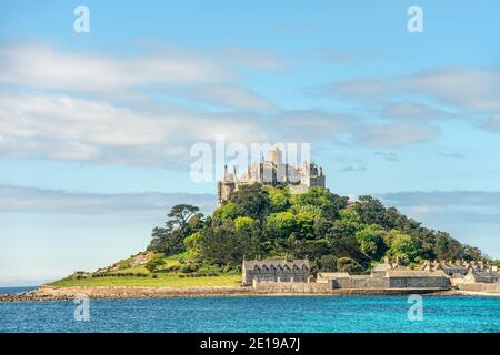 Vista in lontananza sul Monte St.Michaels, Cornovaglia, Inghilterra Foto Stock