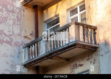 balcone fatiscente sulla vecchia facciata in stile shabby Foto Stock