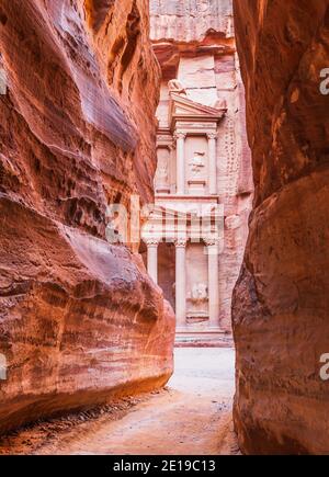 Petra, Giordania. Al-Khazneh (il Tesoro) a Petra visto dal Siq. Foto Stock