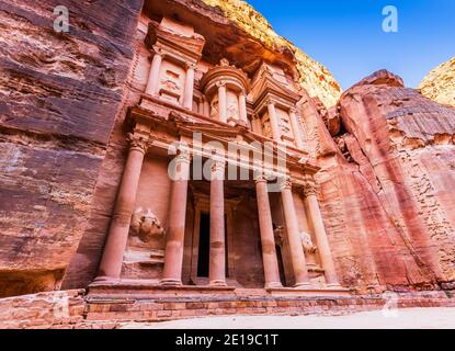 Petra, Giordania. Al-Khazneh (il Tesoro) a Petra, la capitale dell'antico regno Nabateo. Foto Stock