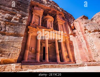 Petra, Giordania. Al-Khazneh (il Tesoro) a Petra, la capitale dell'antico regno Nabateo. Foto Stock